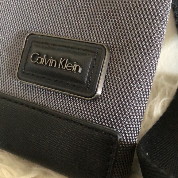 Calvin Klein body bag - Picture 2 of 4